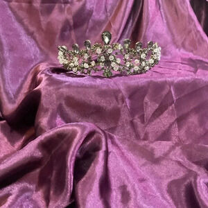 Antiqued brass crown with black gemstones. Superb quality. Excellent condition!!